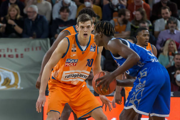 [大咖陪你看篮球]顶级球场指挥官约内斯库的反差人生.