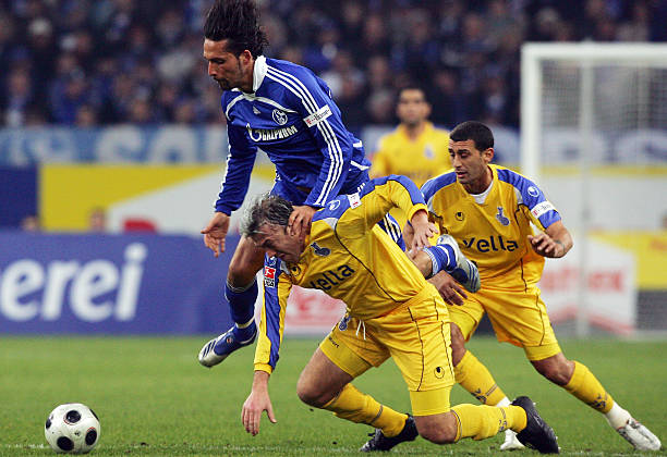 摆在他们面 摆在他们面