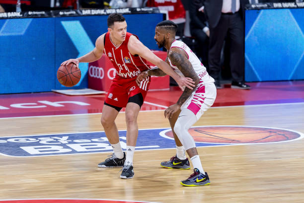 尽管前路充 尽管前路充